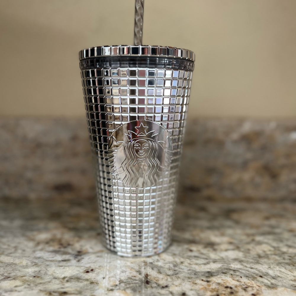 New~Starbucks~2023 Holiday 16oz
Grande Tumbler Mirrorball silver, lid and straw